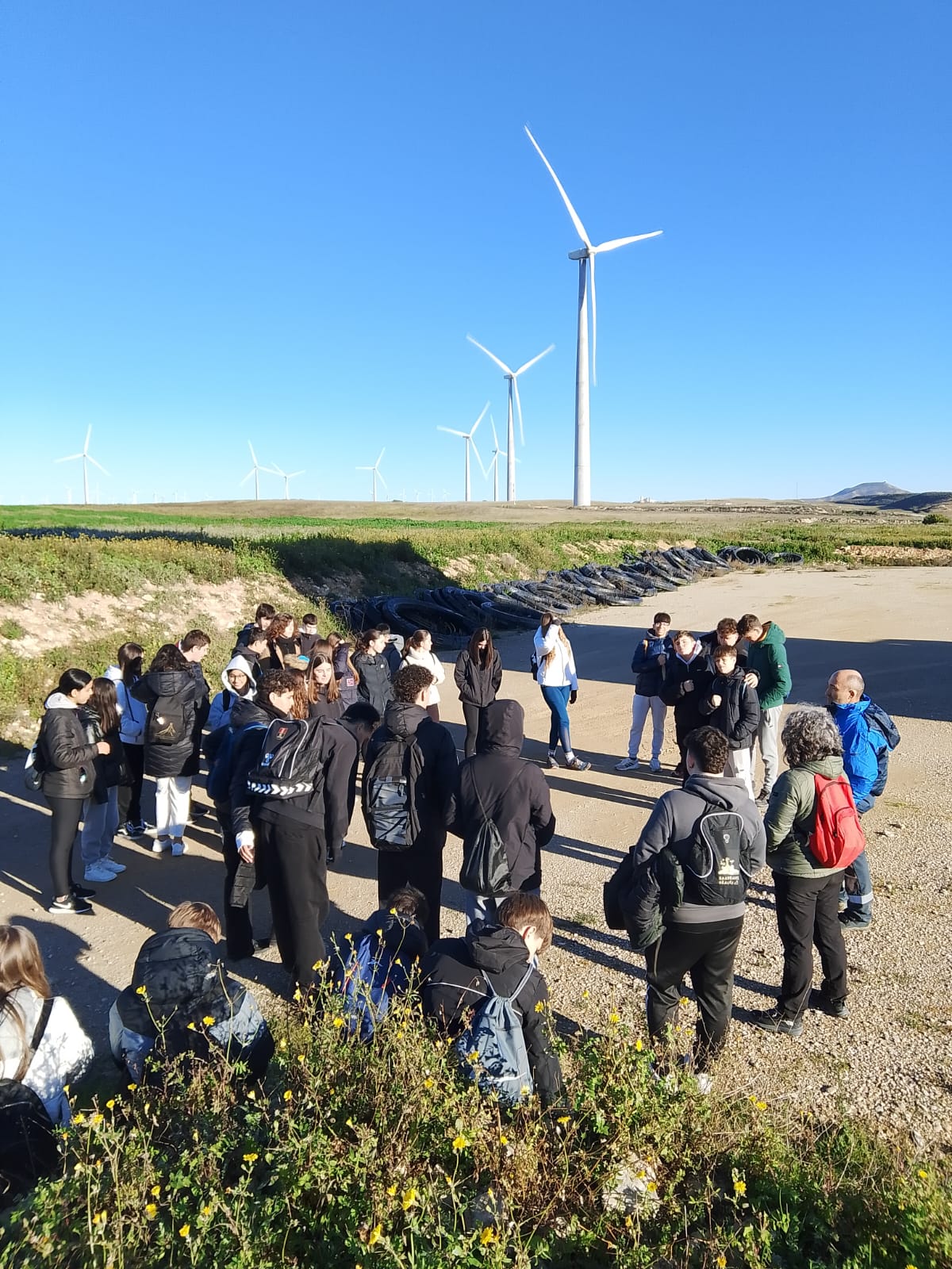 Placas solares, planta de biogas, aerogeneradores, central hidroeléctrica...y un hermoso sol para que el alumnado de 3º y sus acompañantes disfruten de las energías limpias